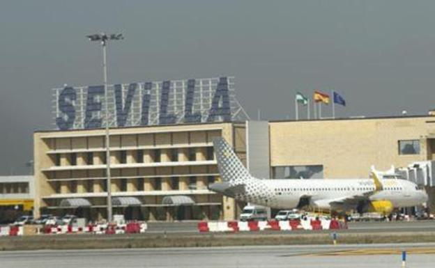 Desviados a Málaga y Jerez una decena de vuelos con destino al aeropuerto de Sevilla por la espesa niebla