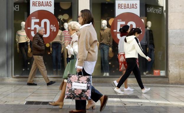 Más devoluciones que compras en el inicio canónico de las rebajas