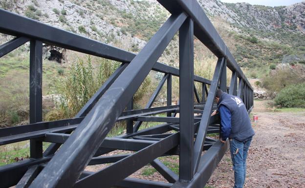 La Cueva del Gato repondrá su puente de acceso más de cuatro años después