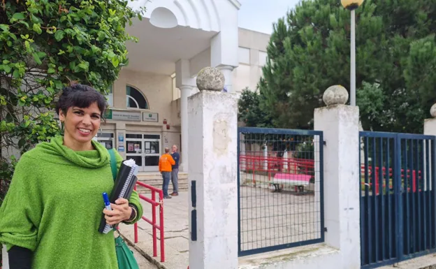 Teresa Rodríguez a las puertas del Instituto Puerto Real, donde ha regresado como docente.  caballos de fuerza