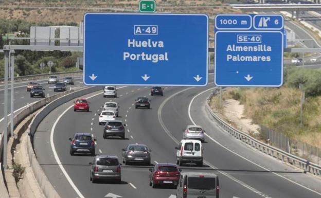 Investigan a un conductor tras circular con dos personas sentadas en el exterior del vehículo sobre el maletero