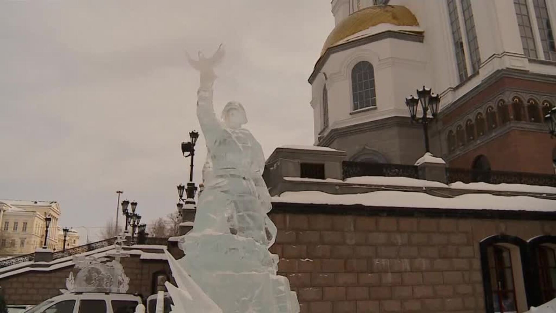 La guerra se cuela entre las esculturas del festival de hielo de la ciudad rusa de Ekaterimburgo
