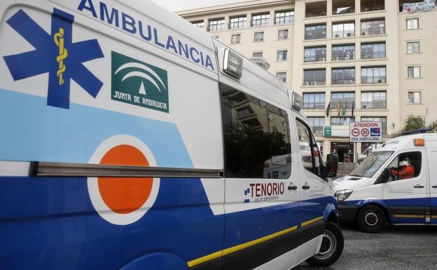 Herido un conductor de ambulancia al tratar de auxiliar a un paciente que saltó desde el vehículo en marcha en Málaga