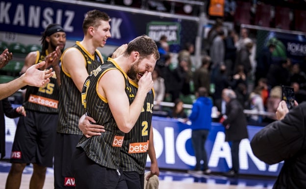 El AEK eleva la dificultad para el Unicaja en el Top-16 de la Champions