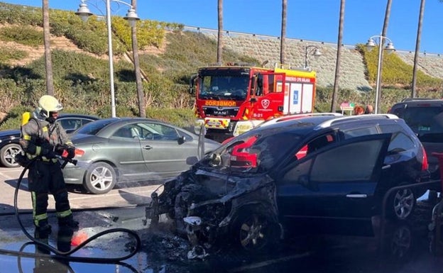 Arde un vehículo en el aparcamiento del centro comercial El Ingenio de Vélez-Málaga