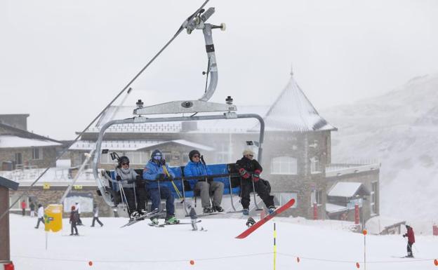 Sierra Nevada reabre 12,3 kilómetros de pistas tras permanecer cerrada este lunes por la meteorología