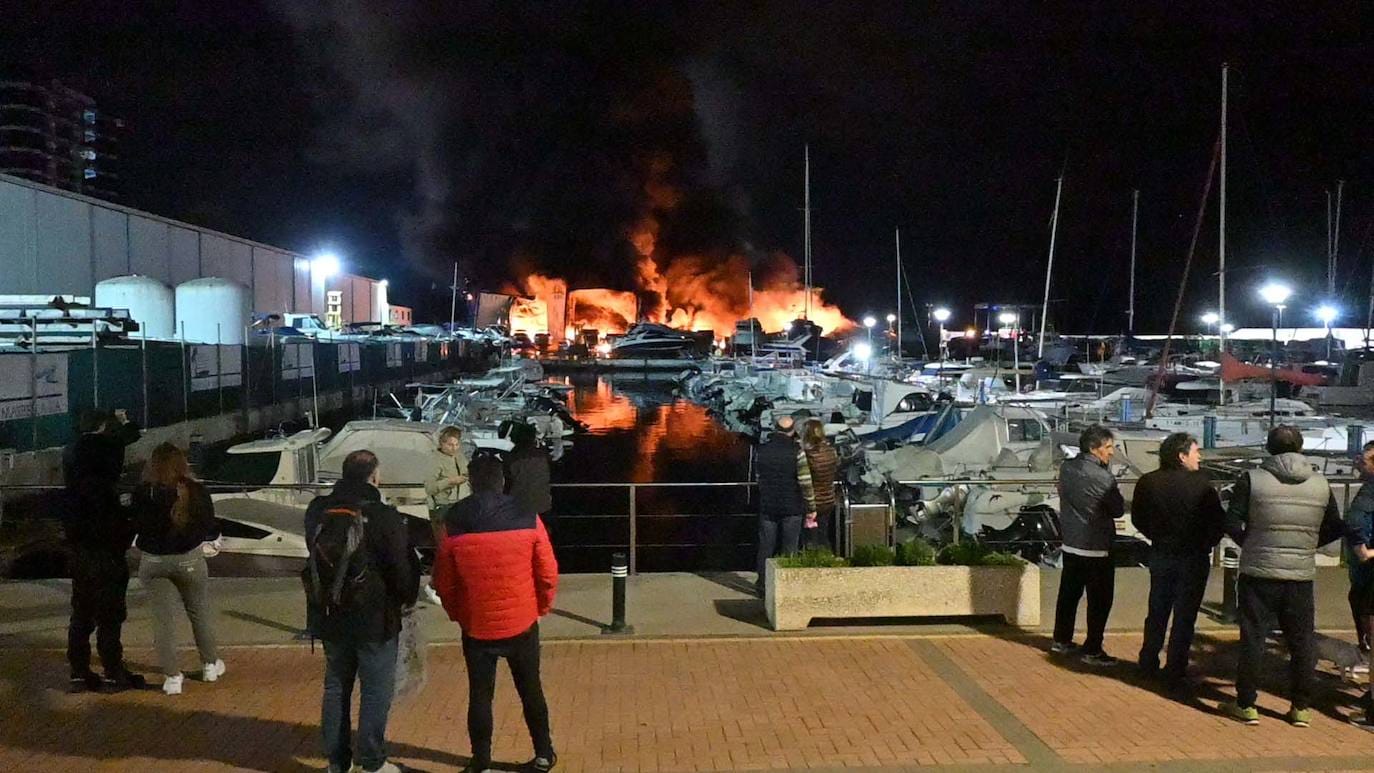 El incendio en el puerto marbellí de La Bajadilla, en imágenes