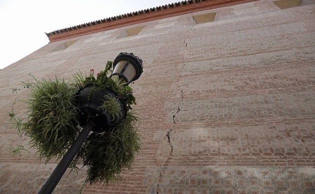 La iglesia del Sagrario de Málaga clama al cielo: Tres años cerrada y sin solución a sus enormes grietas