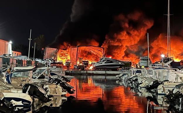 Unas 80 embarcaciones, quemadas en el incendio en el puerto pesquero de La Bajadilla, en Marbella