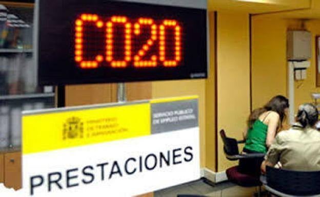 Los desempleados que tengan ingresos superiores a 750 euros no podrán cobrar el subsidio para mayores de 52 años