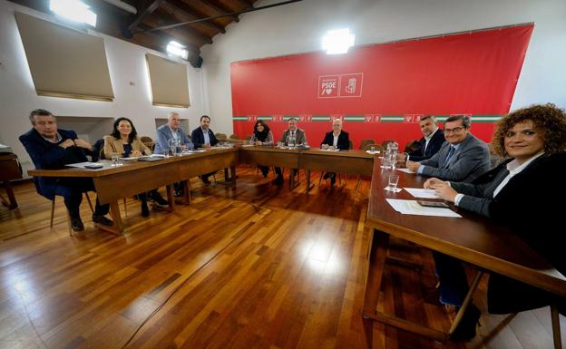 El PSOE-A plantea redefinir la relación de la Junta con los ayuntamientos y abordar el desarrollo de áreas metropolitanas