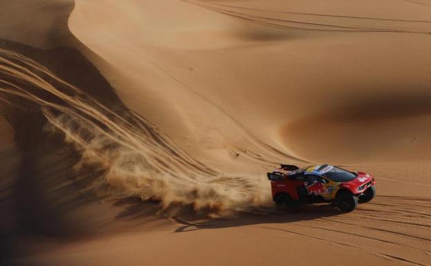 Loeb se aferra al milagro en el anodino maratón del Dakar 2023