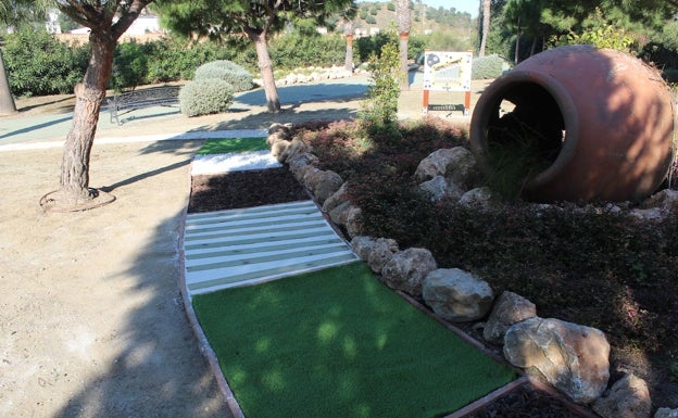 Mijas instala elementos para niños con autismo en el Parque de los Sentidos