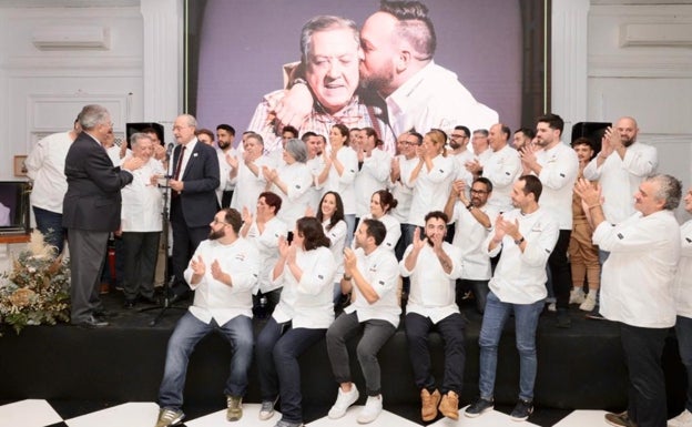 Los chefs más reputados rinden homenaje al maestro Adolfo en los Baños del Carmen de Málaga