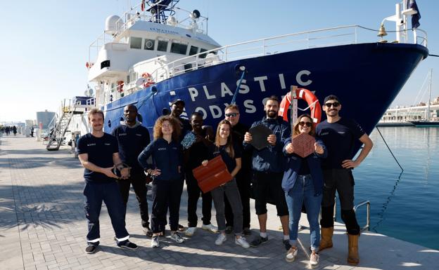 El Plastic Odyssey hace escala en el Muelle Uno: «De camino a Málaga hemos visto un frigorífico tirado en alta mar»