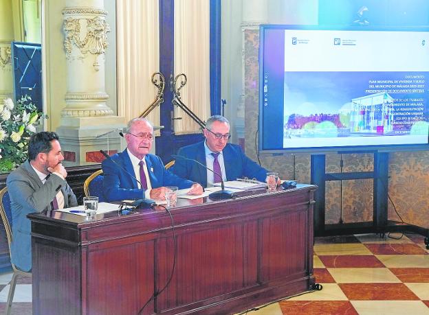 De la Torre pone en evidencia a la Junta 'amiga' por las VPO