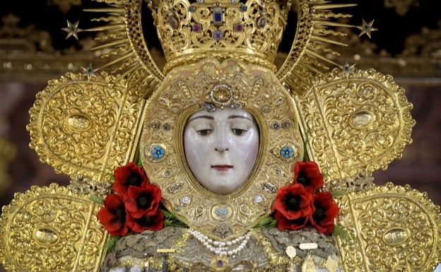 La Agrupación de Glorias de Málaga concede su máxima distinción a la Virgen del Rocío de Almonte