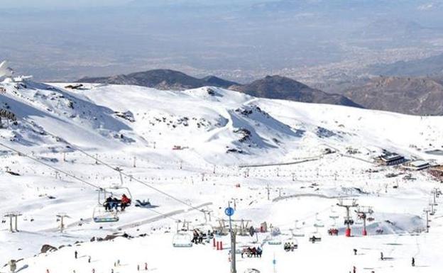 Las fuertes rachas de viento obligan a cerrar Sierra Nevada, donde nieva en las zonas más altas