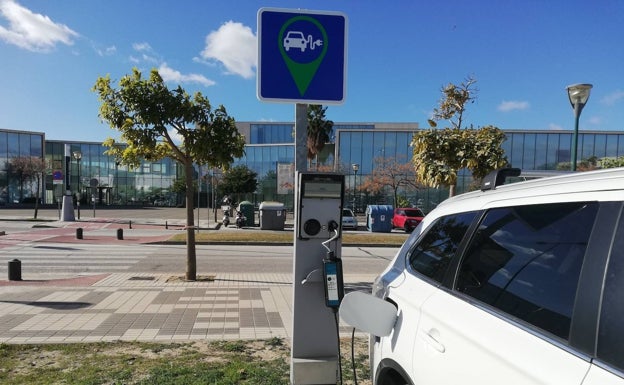 La Universidad detecta enganches ilegales a sus cargadores eléctricos