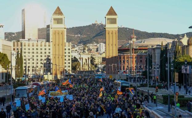 Pitada y gritos de traidores contra ERC en la manifestación independentista contra la cumbre