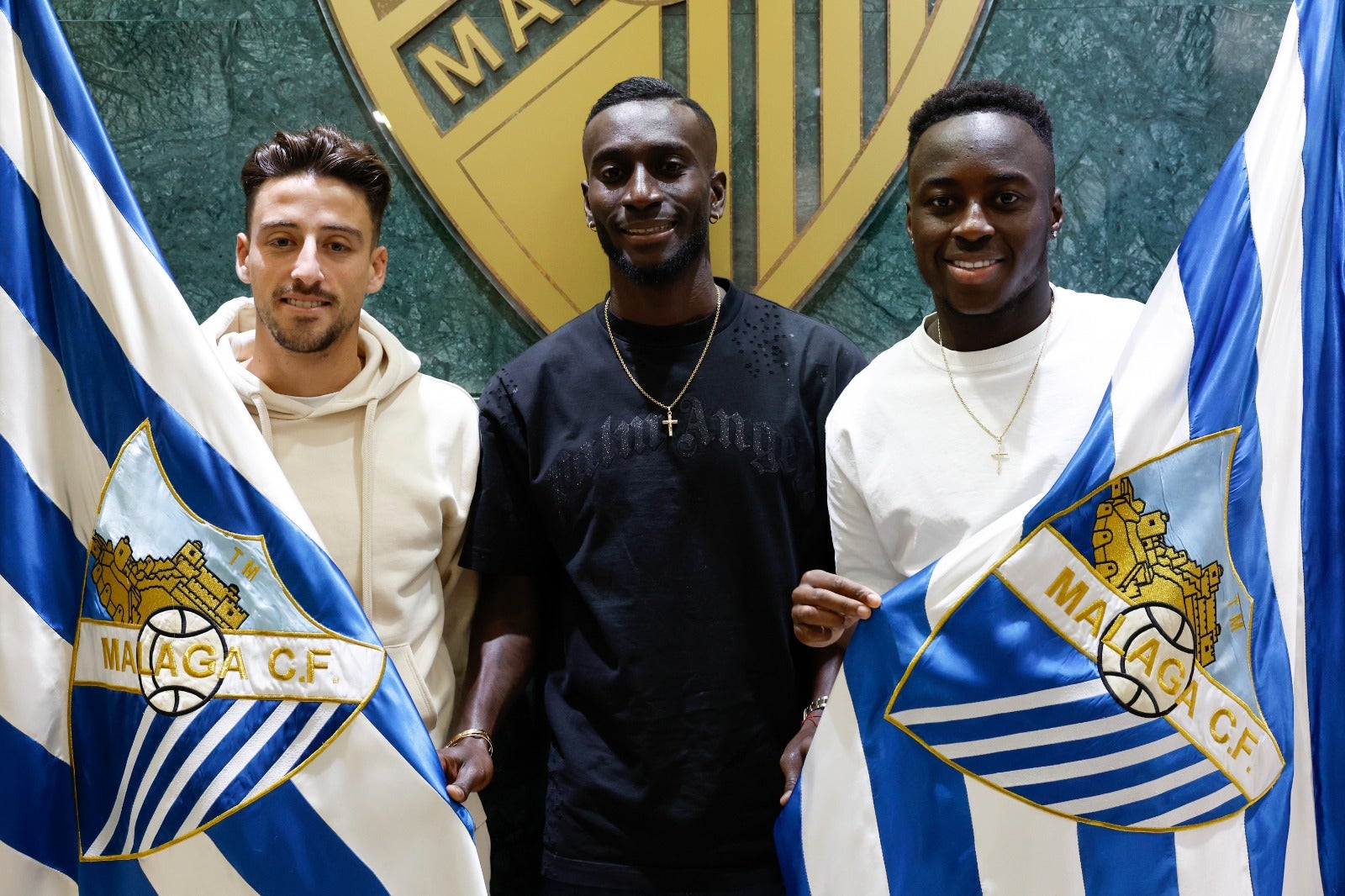 La presentación de los fichajes del Málaga, Lago Junior, Appiah y Delmás, en imágenes