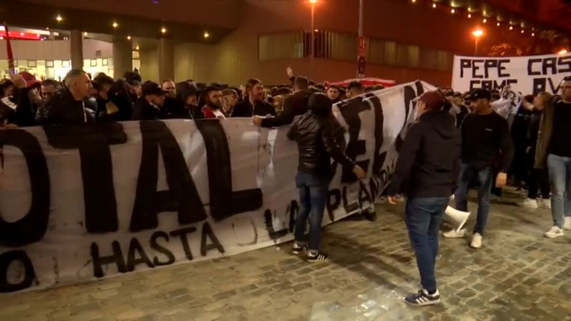 Hinchas sevillistas protestan por la gestión del club bajo el lema "Pepe Castro, Game Over"