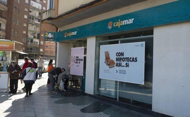 El aviso de Cajamar a sus clientes sobre el pago de los tributos tras recuperar sus servicios digitales