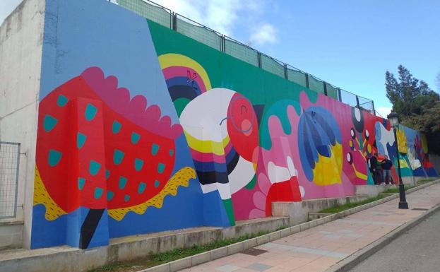 Pintan dos murales en el colegio Maicandil de Manilva