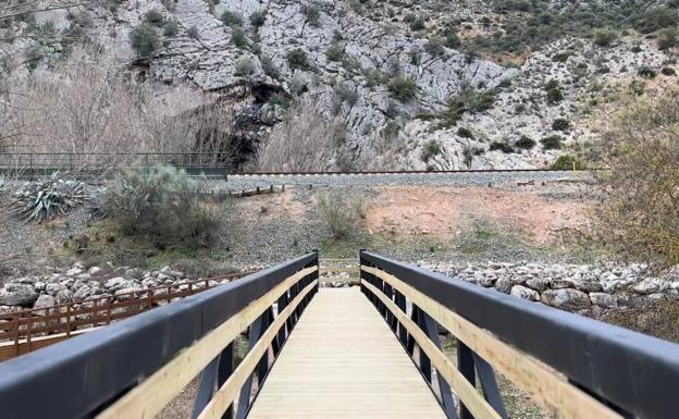 Reponen el puente de acceso a la Cueva del Gato más de cuatro años después