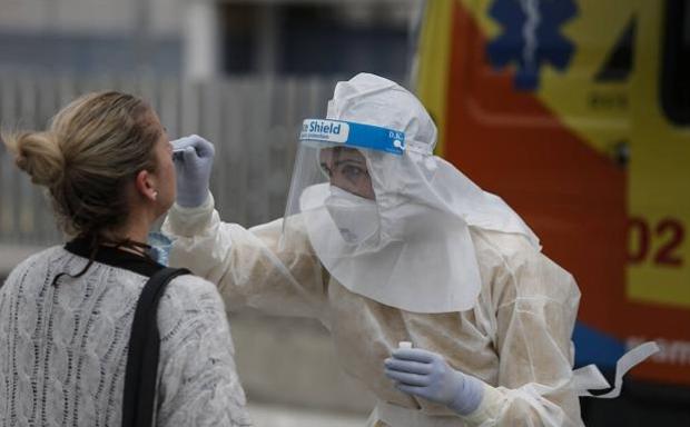 Andalucía baja de mil positivos, pero duplica las muertes en una semana hasta 58