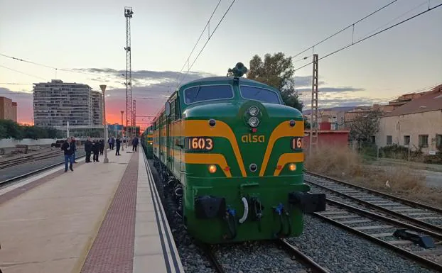 El 'tren de los ingleses' hace escala en la estación de Málaga