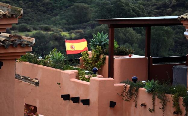 Guerra por la bandera de España en una urbanización de Ojén