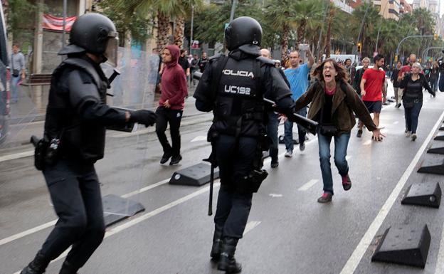 Un juez sienta en el banquillo a 45 policías por el 1-O