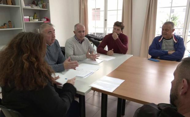 El Ayuntamiento de Manilva y el sector del taxi buscan mejorar el servicio