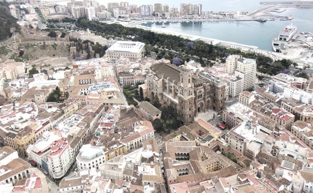 Las cofradías de la Semana Santa de Málaga arrimarán el hombro en la obra del tejado de la Catedral