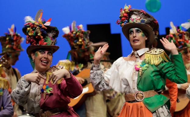 Un colorido taller carnavalesco y un digno cuarteto inician la batalla de coplas del carnaval