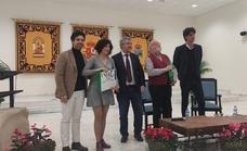 La poeta granadina Olalla Castro recibe el premio 'Ciudad de Estepona'
