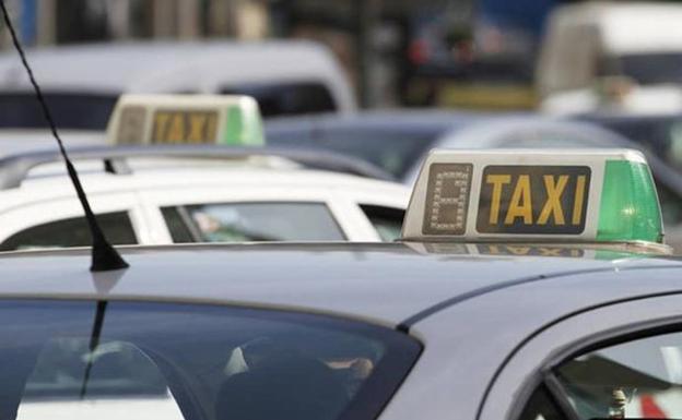 El taxi andaluz espera «como agua de mayo» la retirada de mascarillas en transportes: «Es el momento oportuno»