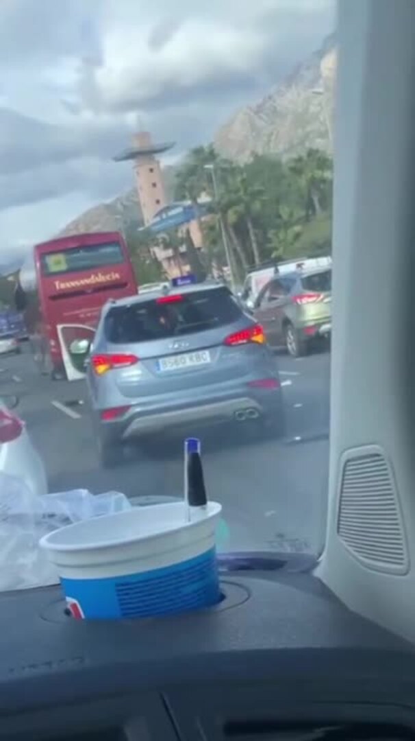 Conductores se bajan en plena autovía en Marbella para recoger billetes de 50 euros que salieron volando tras un accidente