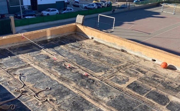 Goteras, humedades y malos olores: el Ampa del colegio Los Olivos de Vélez-Málaga pide actuaciones urgentes