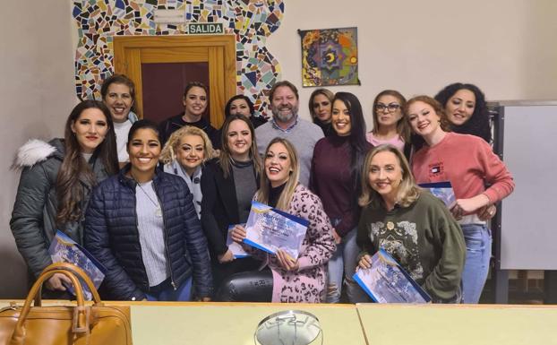 Concluye un curso de automaquillaje en Manilva