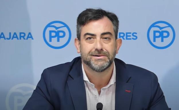 El concejal popular pillado cantando el 'Cara al Sol' abandona la política