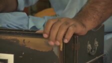 Presos pakistaníes se forman en arte en la cárcel de Karachi y ganan dinero para sus familias