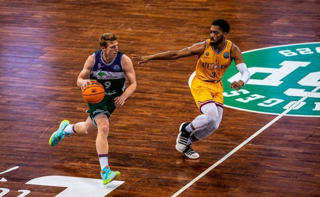 Un Unicaja pletórico arrolla al Limoges y encarrila la clasificación para los cuartos de final (67-84)