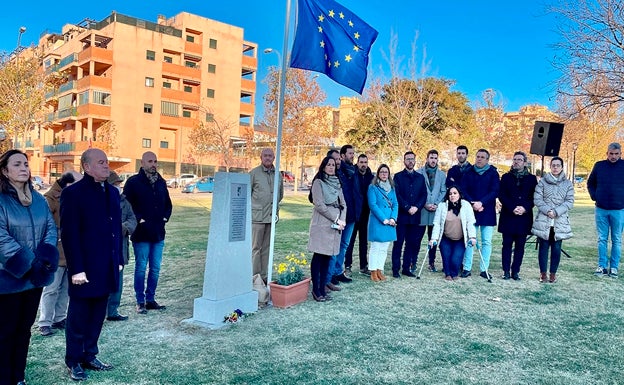 Un monolito en los Jardines de Europa de Antequera recuerda a las víctimas del nazismo