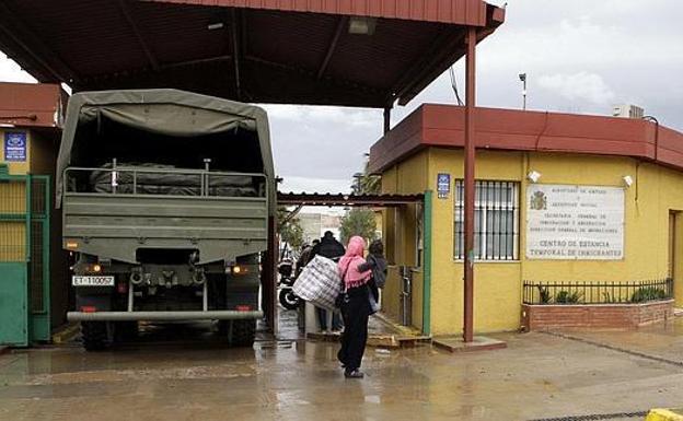 Tres oenegés reciben en Andalucía a 49 inmigrantes del CETI de Ceuta, que se queda con 352 acogidos