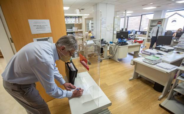 La Junta de Andalucía oferta 323 plazas vacantes de auxiliar administrativo