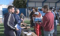 El Ayuntamiento entrega material deportivo a la Escuela de fútbol de la Unión Manilva