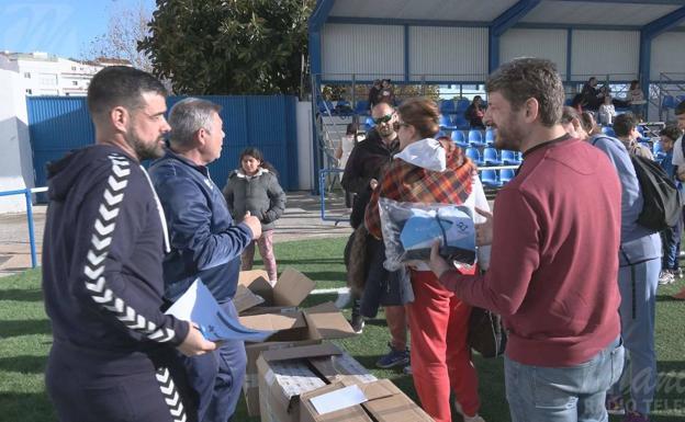 El Ayuntamiento entrega material deportivo a la Escuela de fútbol de la Unión Manilva