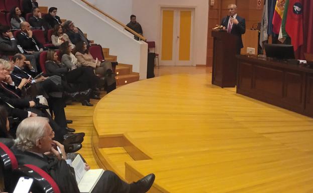 Manuel Conthe diserta sobre consejeros independientes y dominicales ante la mirada atenta del presidente de Unicaja